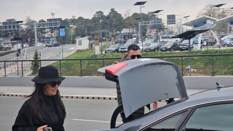 Pevačica se oglasila iz bolnice: Doktor je rekao da moram hitno na operaciju Pevačica se oglasila iz bolnice: Doktor je rekao da moram hitno na operaciju