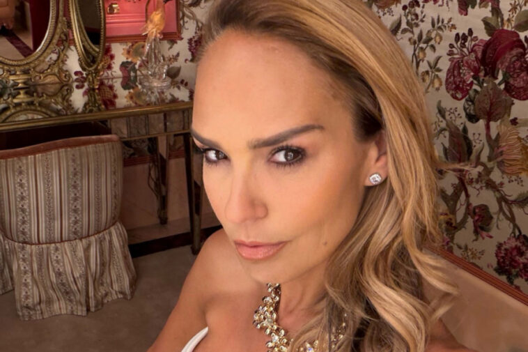 Marijana Mateus u beloj mini-haljini IZGLEDA KAO MILION DOLARA: Nakit i dubok dekolte ukrali ŠOU u Londonu (FOTO) Marijana Mateus u beloj mini-haljini IZGLEDA KAO MILION DOLARA: Nakit i dubok dekolte ukrali ŠOU u Londonu (FOTO)