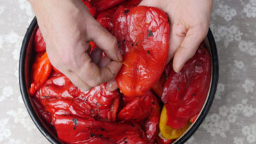 Nema više lepljenja i kidanja paprika: Ovaj bakin TRIK olakšava ljuštenje