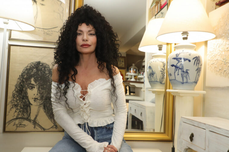 Lidija Vukićević (64) pokazala figuru koja PRKOSI godinama: Bosa ušla u reku, a svi gledaju u njen ravan stomak i izvajane noge (FOTO) Lidija Vukićević (64) pokazala figuru koja PRKOSI godinama: Bosa ušla u reku, a svi gledaju u njen ravan stomak i izvajane noge (FOTO)