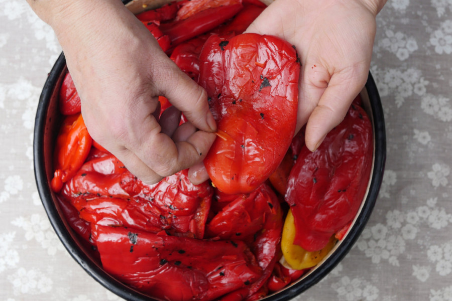 Nema više lepljenja i kidanja paprika: Ovaj bakin TRIK olakšava ljuštenje