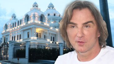 Žan Klod Van Dam pozira sa ćerkom Željka Mitrovića u njegovom dvorcu na Dedinju