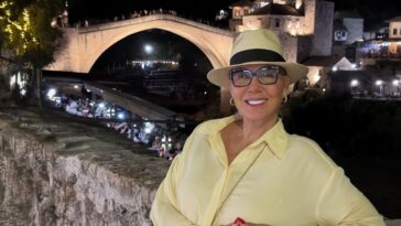Lepa Brena neprepoznatljiva: Bez trunke šminke sa šlicem do kuka