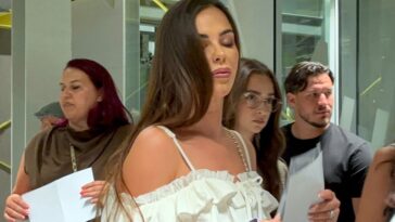 Bogdana Ražnatović stigla na Veljkov boks meč u Beogradu u farmerkama i bluzi