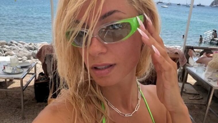 Sara Jo se skinula na Ibici, od dečka Alekseja Bjelogrlića ni traga ni glasa Sara Jo se skinula na Ibici, od dečka Alekseja Bjelogrlića ni traga ni glasa