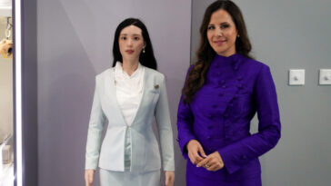 TAMARA VUČIĆ u Pekingu pokazala kako izgleda spoj elegancije i moći: Upečatljiv ljubičasti komplet privukao svu pažnju (FOTO)