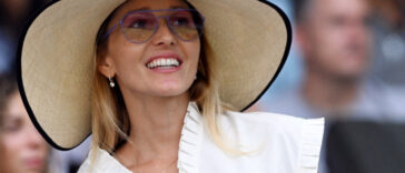 JELENA ĐOKOVIĆ blista na Vimbldonu: U beloj dior mini-haljini od 2.700 evra bodri Novaka Đokovića i mami sve poglede (GALERIJA)