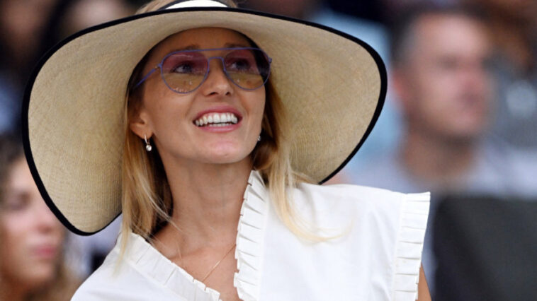 JELENA ĐOKOVIĆ blista na Vimbldonu: U beloj dior mini-haljini od 2.700 evra bodri Novaka Đokovića i mami sve poglede (GALERIJA)