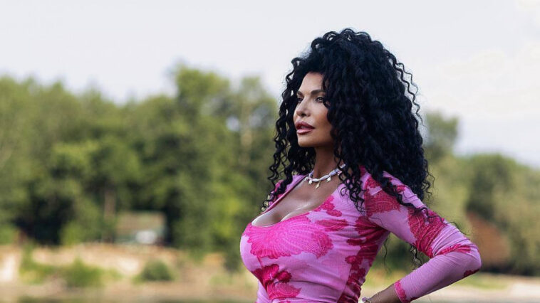 LIDIJA VUKIĆEVIĆ u roze haljini MAMI UZDAHE: Kadrovi oduševili na mrežama, a EVO ko joj pravi društvo (FOTO)