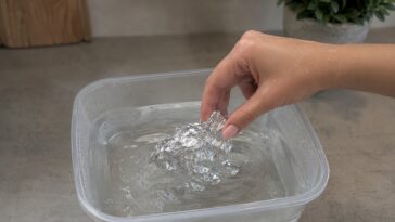 Žene potapaju aluminijumsku foliju u kipuću vodu kako bi oprale nakit i rezultat je odličan