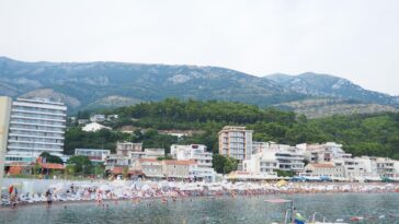 Turista u Sutomore zadremao na frižideru za sladoled, prolaznici u neverici gledaju prizor