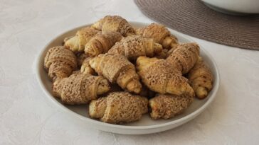 Recept za najlepše pivske kiflice sa džemom i orasima koje danima ostaju meke