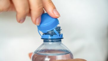 Trik sa čepom oduševio milione ljudi: Sve vreme pogrešno otvaramo plastične flaše