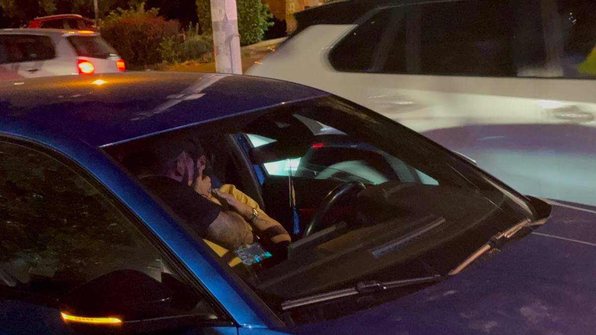 Trudna Anita Stanojlović i Luka Vujović se ljube i grle ispred zgrade Pinka