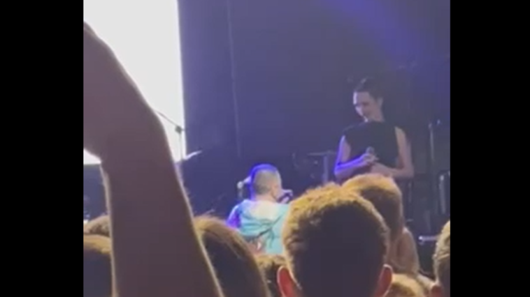 Aca Amadeus na koncertu zaprosio 23 godine mlađu devojku: Kleknuo pred Barbaru Aca Amadeus na koncertu zaprosio 23 godine mlađu devojku: Kleknuo pred Barbaru