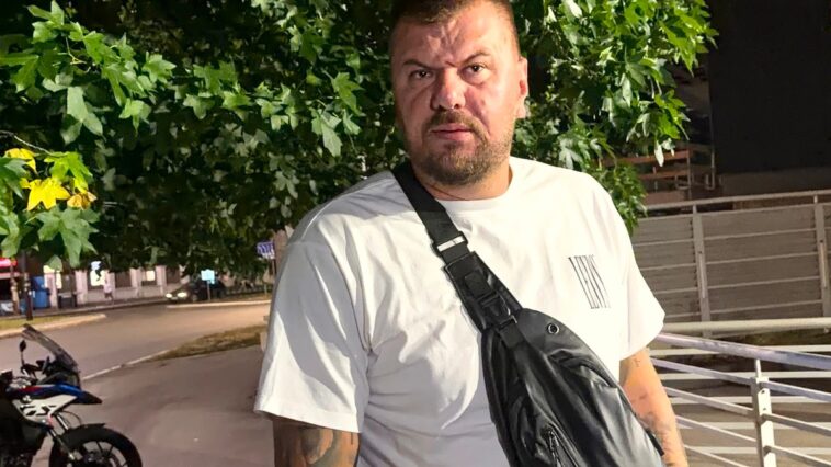Janjuš se snima dok radi novu tetovažu, zaintrigirao porukom: Srce još pamti