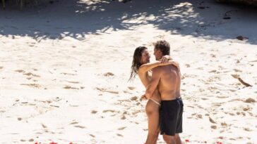 Verila se Alesandra Ambrosio, zgodni dizajner kleknuo pred njom na pustoj plaži