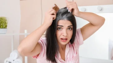 Sedu kosu prekrijem bez farbe: Ova mešavina mi vrati prirodnu boju i jača koren |