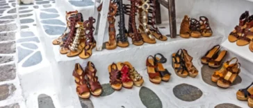 Vraćaju se sandale zbog kojih se nekima dizala kosa na glavi! Nose se od Mikonosa do Beograda! |