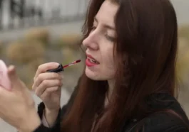 Nijanse karmina koje brišu godine sa lica: Ten odmah izgleda svežije, toplije i mlađe |