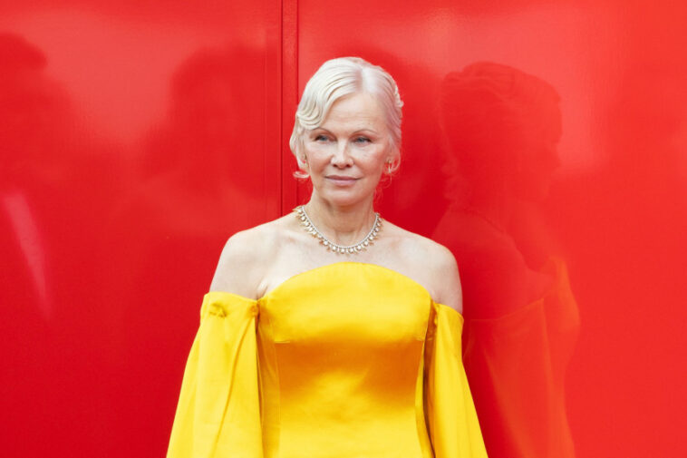 Pamela Anderson BLISTA u Veneciji: Žuta haljina sa raskošnim šlepom mami SVE POGLEDE (GALERIJA) Pamela Anderson BLISTA u Veneciji: Žuta haljina sa raskošnim šlepom mami SVE POGLEDE (GALERIJA)