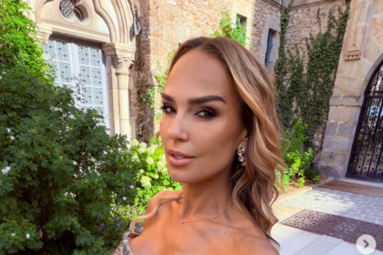 MARIJANA MATEUS u smelom izdanju: Kratak mantil od antilopa ponela BEZ IČEGA ispod (FOTO) MARIJANA MATEUS u smelom izdanju: Kratak mantil od antilopa ponela BEZ IČEGA ispod (FOTO)