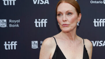 DŽULIJEN MUR U TORONTU POKAZALA KAKO IZGLEDA ELEGANCIJA BEZ VIŠKA: Ova haljina je oličenje besprekorne jednostavnosti