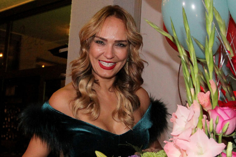 MARIJANA MATEUS u izdanju koje do sada nismo videli: Kraljevsko plava joj savršeno pristaje, a tufnice daju poseban ŠMEK (FOTO) MARIJANA MATEUS u izdanju koje do sada nismo videli: Kraljevsko plava joj savršeno pristaje, a tufnice daju poseban ŠMEK (FOTO)