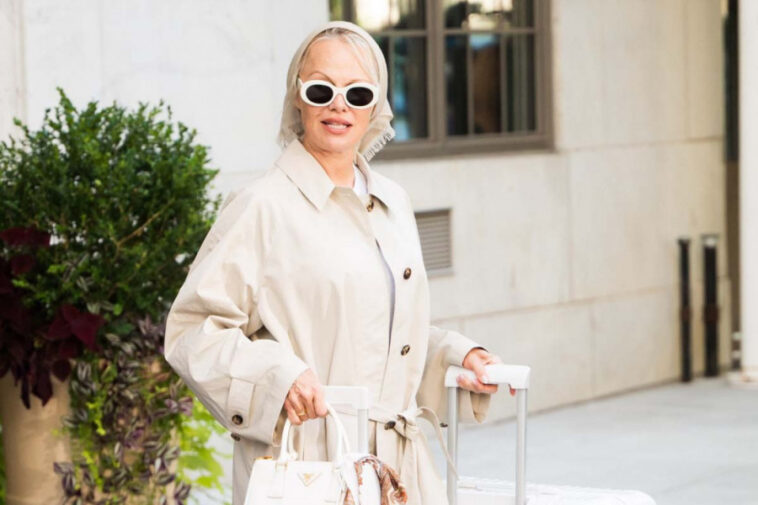 Pamela Anderson u jesenjem izdanju koje OSVAJA na prvi pogled: OVAJ detalj vratio je stil holivudskih diva, a sve je začinila luksuzom (GALERIJA) Pamela Anderson u jesenjem izdanju koje OSVAJA na prvi pogled: OVAJ detalj vratio je stil holivudskih diva, a sve je začinila luksuzom (GALERIJA)