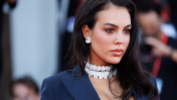 Georgina Rodrigez u Veneciji privukla SVE poglede: DUBOK dekolte, raskošan nakit i Guči salonke od 1.220 dolara (GALERIJA)
