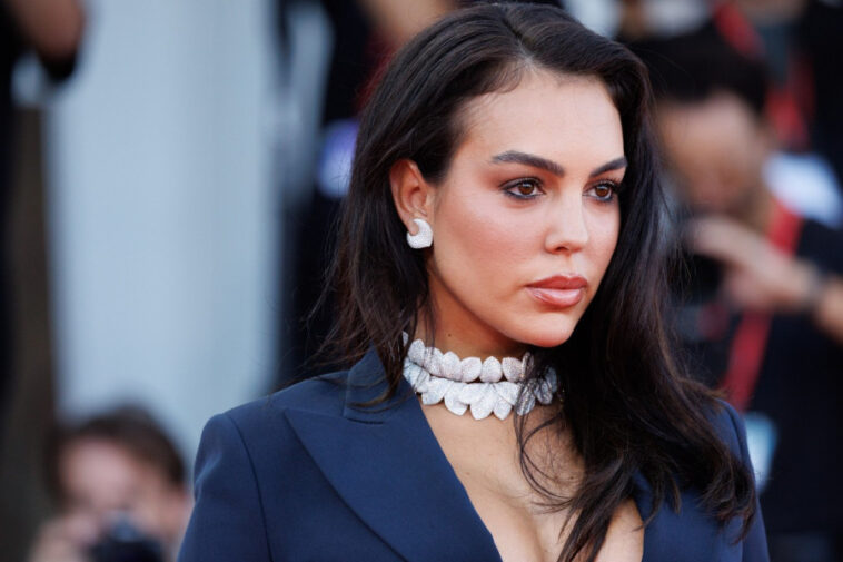 Georgina Rodrigez u Veneciji privukla SVE poglede: DUBOK dekolte, raskošan nakit i Guči salonke od 1.220 dolara (GALERIJA) Georgina Rodrigez u Veneciji privukla SVE poglede: DUBOK dekolte, raskošan nakit i Guči salonke od 1.220 dolara (GALERIJA)