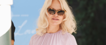 PAMELA ANDERSON zablistala u Veneciji: Ljubičasta kombinacija i cipele leopard printa mamile sve poglede (GALERIJA)