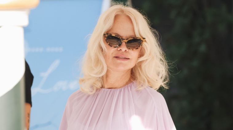 PAMELA ANDERSON zablistala u Veneciji: Ljubičasta kombinacija i cipele leopard printa mamile sve poglede (GALERIJA)