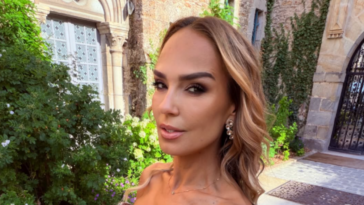 MARIJANA MATEUS u smelom izdanju: Kratak mantil od antilopa ponela BEZ IČEGA ispod (FOTO)