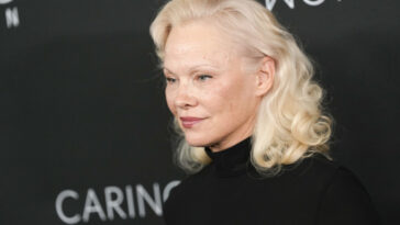 PAMELA ANDERSON oduševila u Njujorku: Crna haljina očarala, a JEDAN DETALJ SVI IZNOVA KOMENTARIŠU (FOTO)