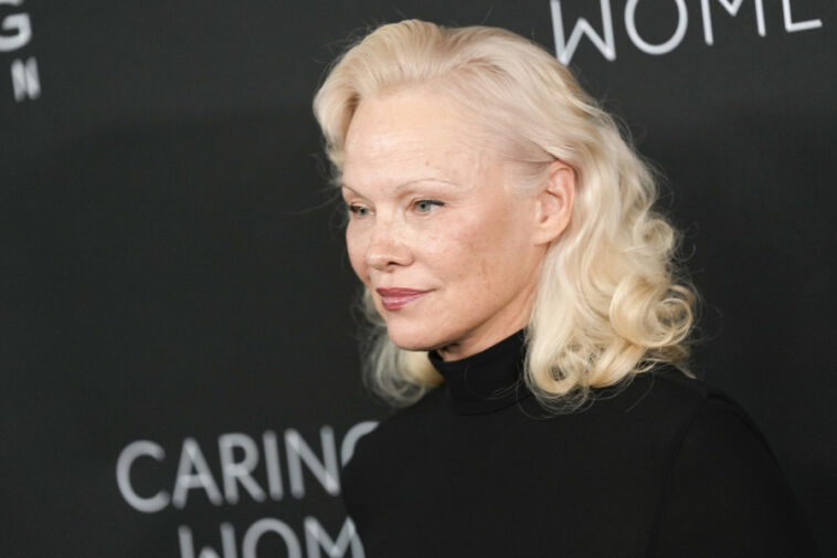 PAMELA ANDERSON oduševila u Njujorku: Crna haljina očarala, a JEDAN DETALJ SVI IZNOVA KOMENTARIŠU (FOTO)