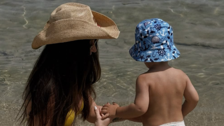 Katarina Živković sela u plićak, igra se sa sinom:Cela plaža gleda u Stefana Katarina Živković sela u plićak, igra se sa sinom:Cela plaža gleda u Stefana