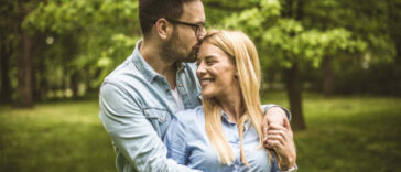 Šta znači kada vas partner zagrli s leđa: Gest otkriva osećanja
