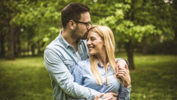 Šta znači kada vas partner zagrli s leđa: Gest otkriva osećanja