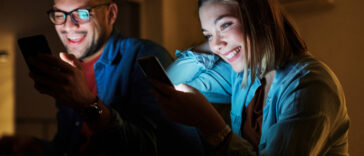 PEKU VAS OČI posle gledanja u telefon? Problem možda nije ekran, već ONO što nesvesno radite