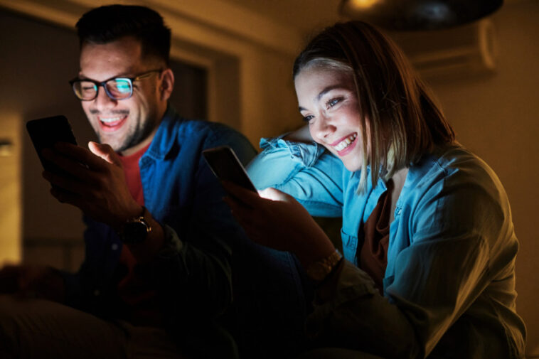 PEKU VAS OČI posle gledanja u telefon? Problem možda nije ekran, već ONO što nesvesno radite PEKU VAS OČI posle gledanja u telefon? Problem možda nije ekran, već ONO što nesvesno radite