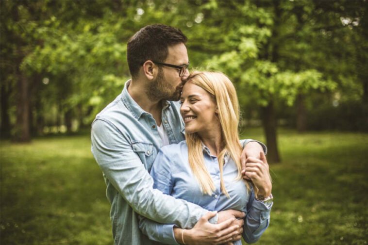 Šta znači kada vas partner zagrli s leđa: Gest otkriva osećanja Šta znači kada vas partner zagrli s leđa: Gest otkriva osećanja